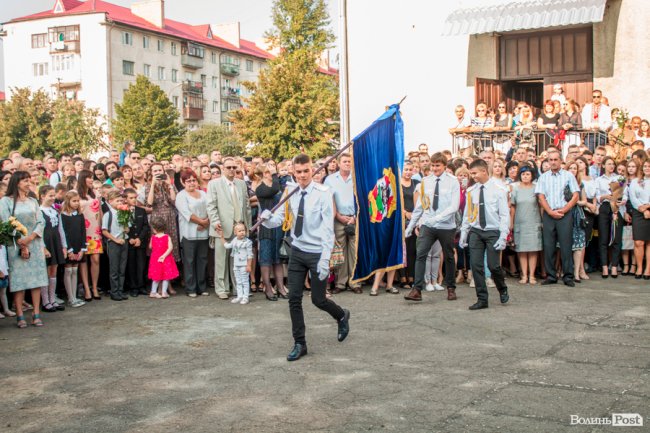 Квіти, вітання та усміхнені першачки: у луцькій школі №9 пролунав перший дзвоник. ФОТО