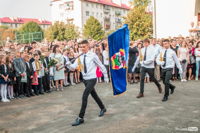 Квіти, вітання та усміхнені першачки: у луцькій школі №9 пролунав перший дзвоник. ФОТО
