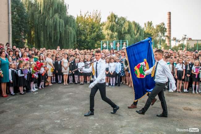 Квіти, вітання та усміхнені першачки: у луцькій школі №9 пролунав перший дзвоник. ФОТО