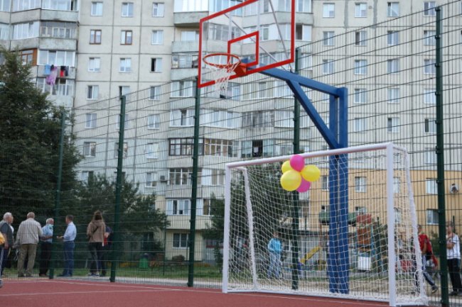 У Луцьку відкрили ще один сучасний спортмайданчик. ФОТО 