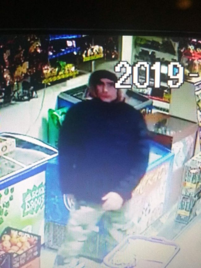 У Нововолинську молодик викрав алкоголь з магазину: поліція просить впізнати злодія.ФОТО