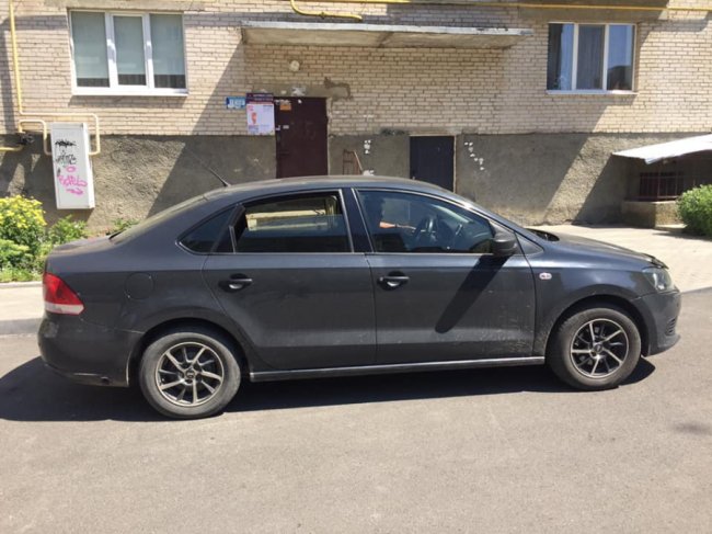 У Луцьку водій таксі облаштував авто захисною плівкою, аби захистити пасажирів від COVID-19