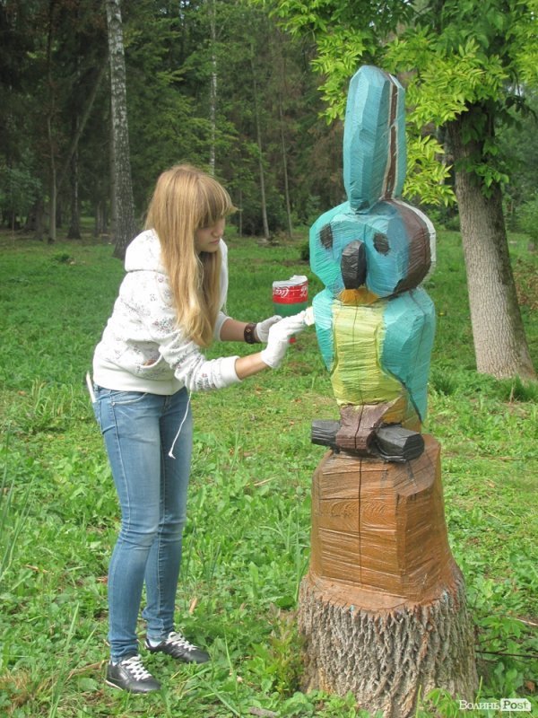 У луцькому парку розфарбовували фігурки тварин. ФОТО