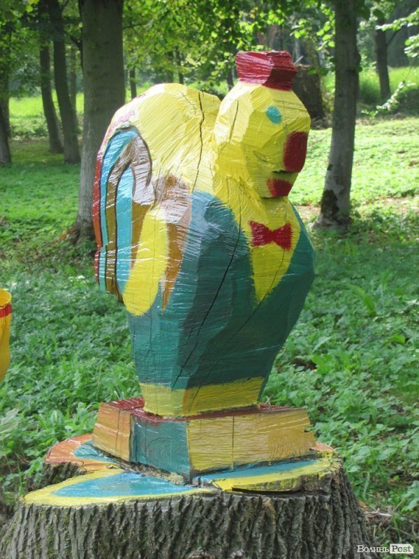 У луцькому парку розфарбовували фігурки тварин. ФОТО