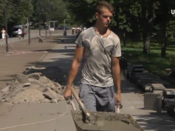 У центральному парку Луцька розпочали ремонт алеї. ВІДЕО