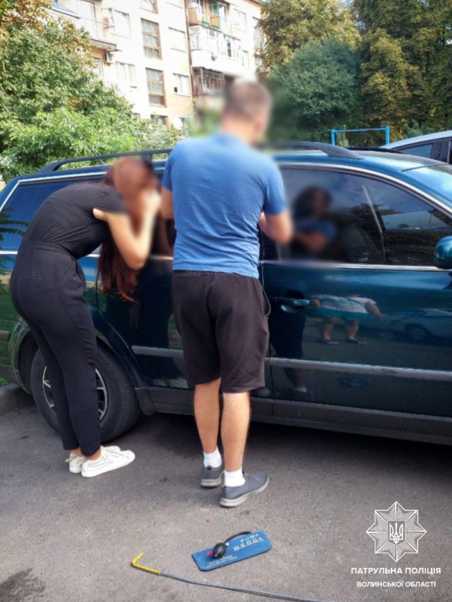 У Луцьку визволяли 2-річну дитину, яка застрягла в авто. ФОТО