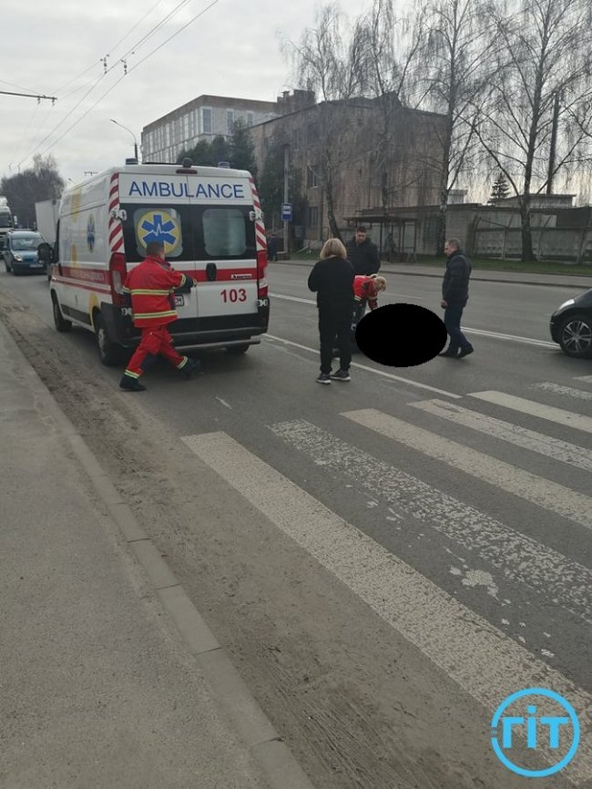 Автівка збила жінку на «зебрі» в Луцьку