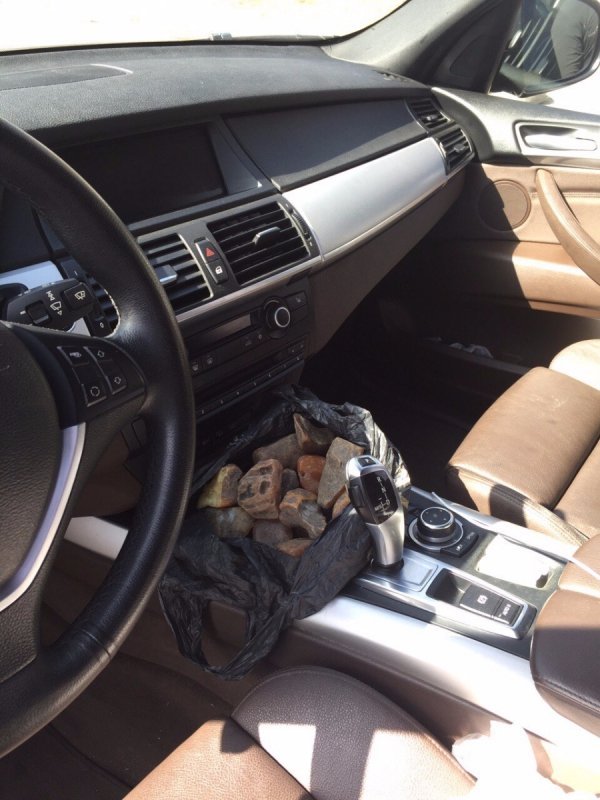 У Луцьку намагались продати шість кілограмів бурштину. ФОТО