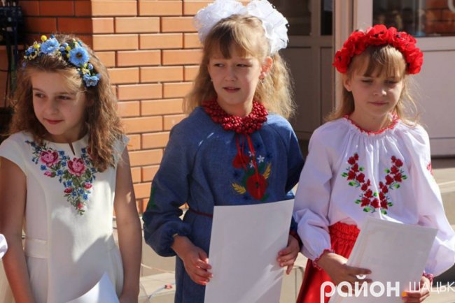 Волинські випускники зворушливо подякували вчительці