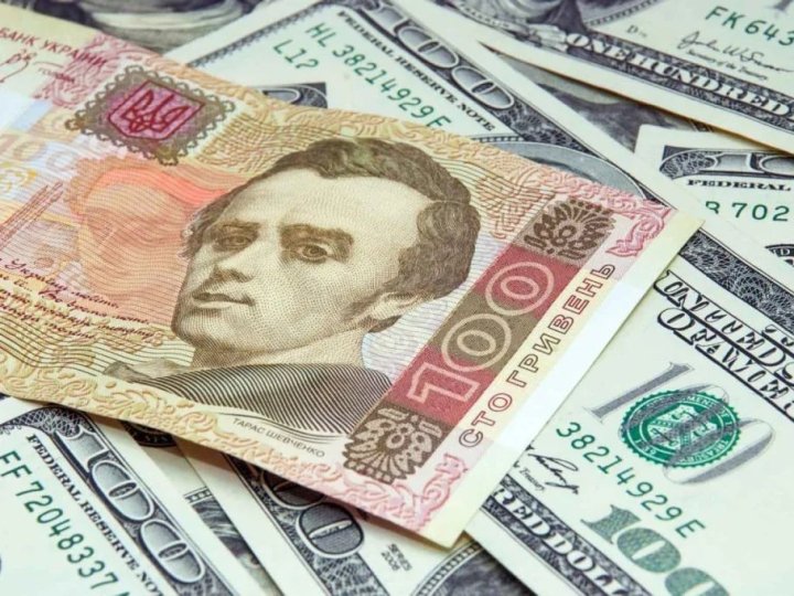 Волинянка намагалась обміняти у банку підроблені долари: їй загрожує реальний термін ув’язнення