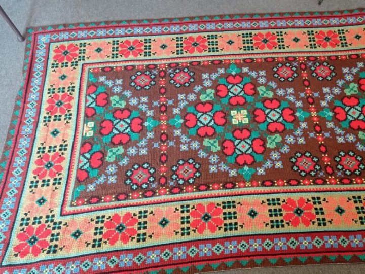 В музей на Волині передали настінний килим ручної роботи минулого століття