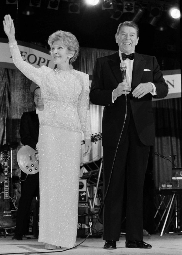 Ненсі Рейган, вдова 40 президента США Рональда Рейгана, була першою леді США з 1981 по 1989 роки.