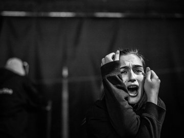 Глядач сам обирає сюжет: випустили інтерактивну виставу про реальні історії українських жінок «Нові шрами»