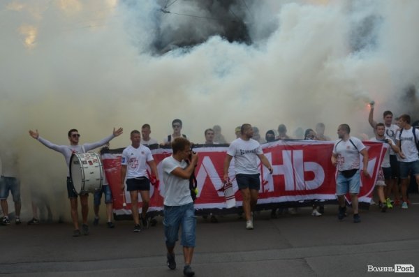 Фанати «Волині» «задимили» центр Луцька. ФОТО