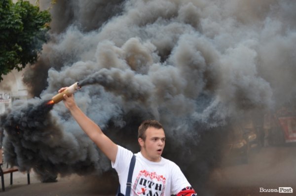 Фанати «Волині» «задимили» центр Луцька. ФОТО