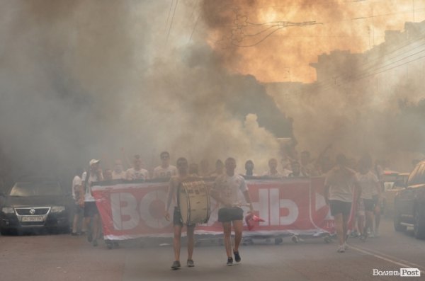 Фанати «Волині» «задимили» центр Луцька. ФОТО