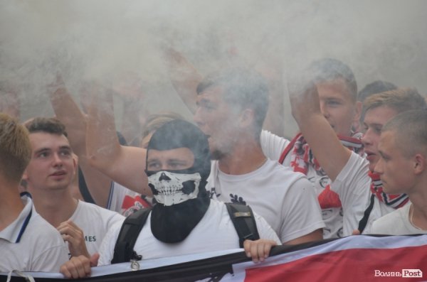 Фанати «Волині» «задимили» центр Луцька. ФОТО