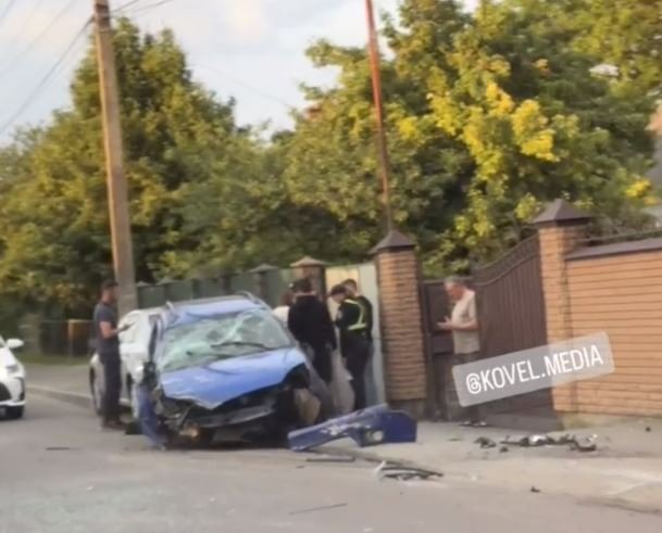 Водій «під шафе» на Волині влетів у припарковану автівку