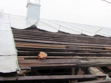 У селі на  Волині злодії вночі зняли з будинку металеву покрівлю 