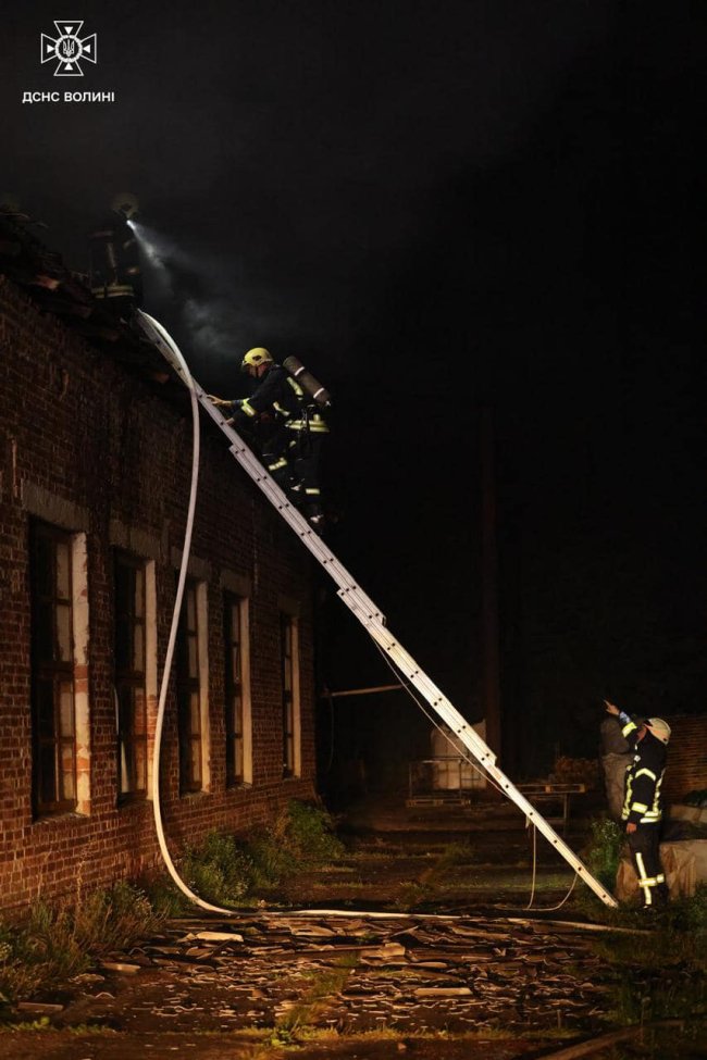 У Луцьку горіла двоповерхова цегляна будівля