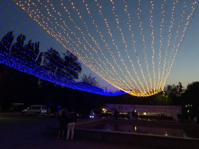 Луцький парк прикрасили патріотичною ілюмінацією. ФОТО