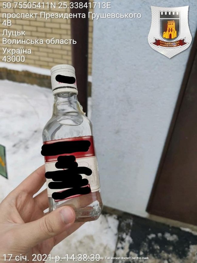 У Луцьку працівницю охорони сауни втретє спіймали на продажі сурогату. ФОТО