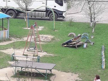 «Ці дії скоїли не працівники департаменту», – муніципали про зруйнований дитячий майданчик