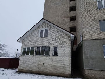 Волинянин «розширив» квартиру і збудував будинок біля багатоповерхівки