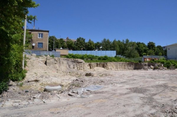 На місці житлового комплексу «Comfort hill» у Луцьку залишився котлован. ФОТО