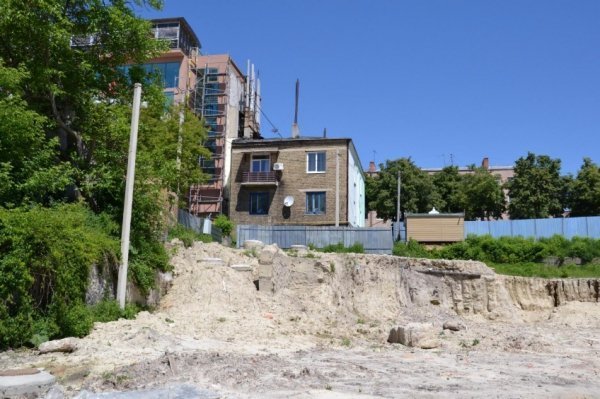 На місці житлового комплексу «Comfort hill» у Луцьку залишився котлован. ФОТО