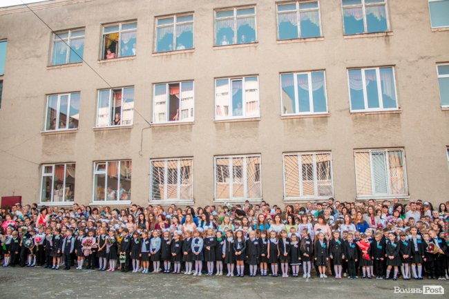 Квіти, вітання та усміхнені першачки: у луцькій школі №9 пролунав перший дзвоник. ФОТО