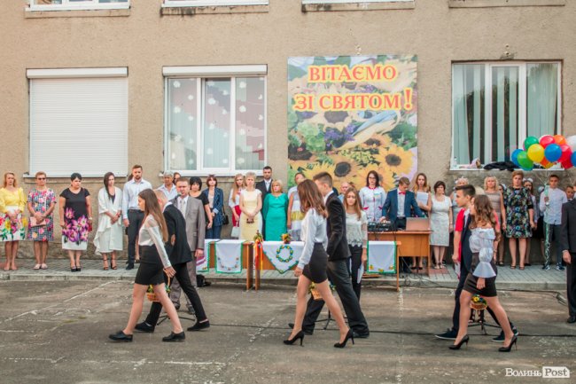 Квіти, вітання та усміхнені першачки: у луцькій школі №9 пролунав перший дзвоник. ФОТО