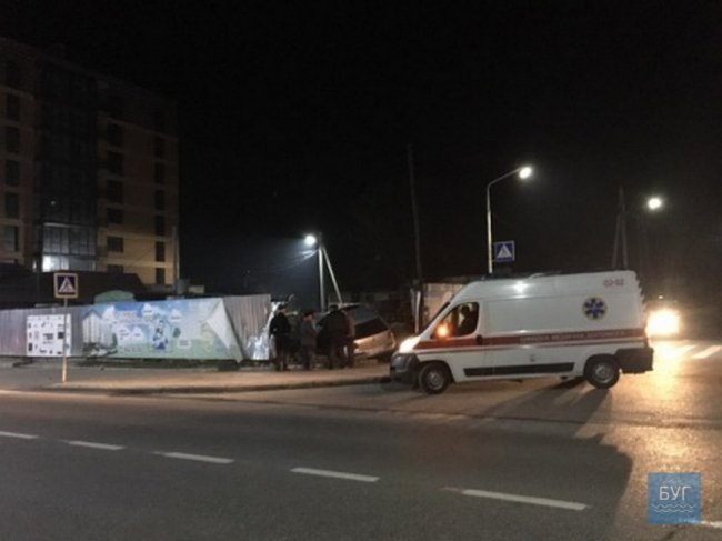 На Волині автівка вилетіла на тротуар і протаранила паркан. ФОТО