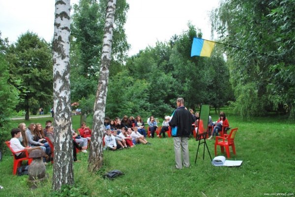 Як лучан у парку навчали історії. ФОТО