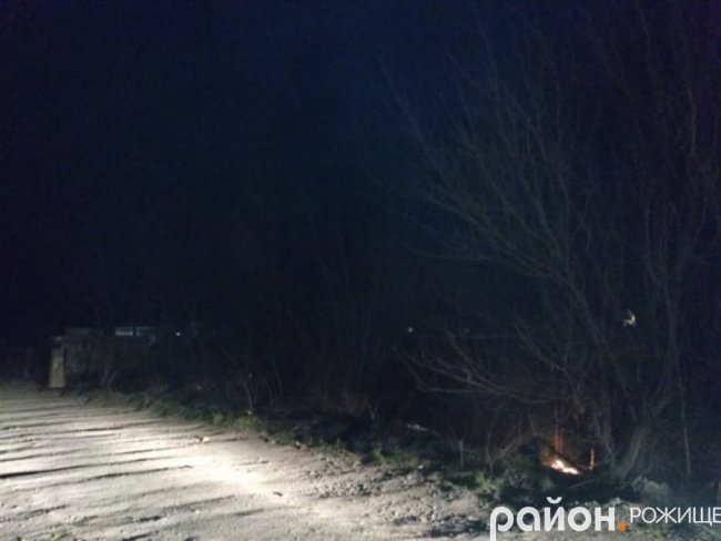 У місті на Волині  біля заправки горіло поле. ФОТО