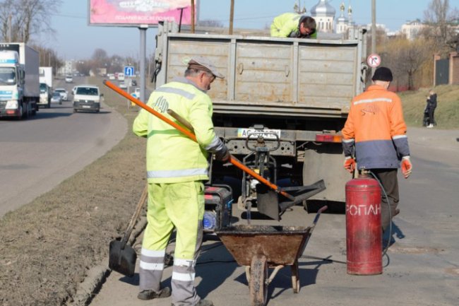  У Луцьку водії скаржаться на стан доріг: після зими утворилися вибоїни