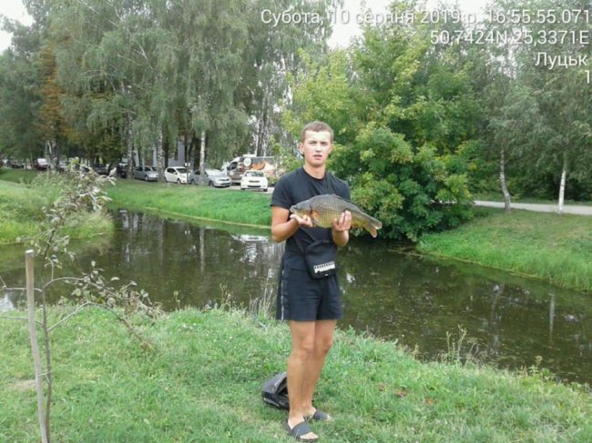 Муніципали змусили рибного браконьєра у Луцьку відпустити здобич у річку. ФОТО