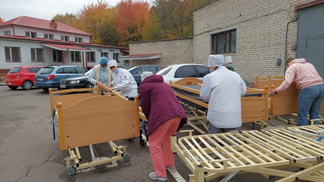 Ліжка, ходунці, інвалідні візки: у Луцьку міську клінічну лікарню передали допомогу. ФОТО
