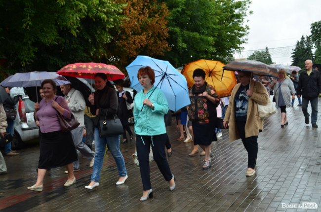 Прапори, пластуни і парасольки: як у Луцьку вшановували пам'ять розстріляних в'язнів. ФОТО