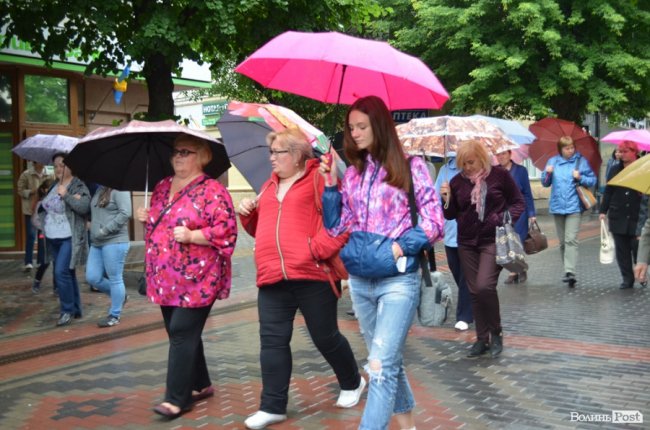 Прапори, пластуни і парасольки: як у Луцьку вшановували пам'ять розстріляних в'язнів. ФОТО