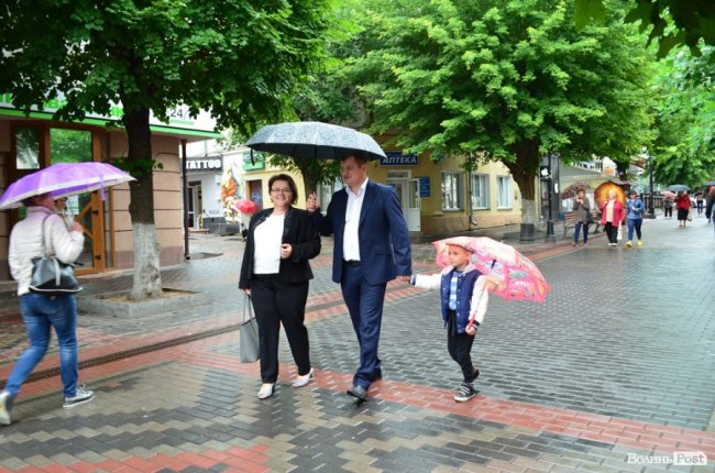 Прапори, пластуни і парасольки: як у Луцьку вшановували пам'ять розстріляних в'язнів. ФОТО