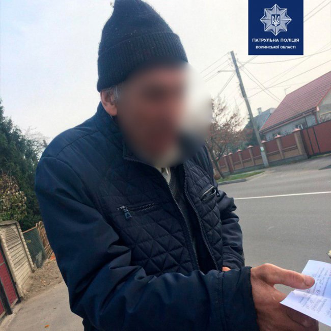 Не орієнтувався в місцевості: волинські патрульні доставили чоловіка у лікарню