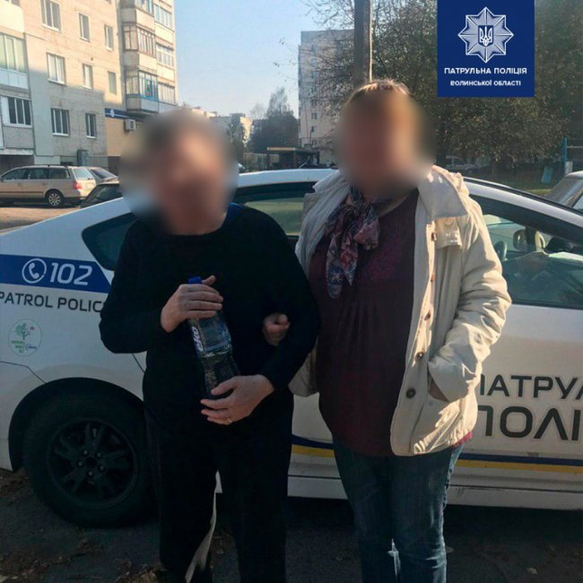 Не орієнтувався в місцевості: волинські патрульні доставили чоловіка у лікарню