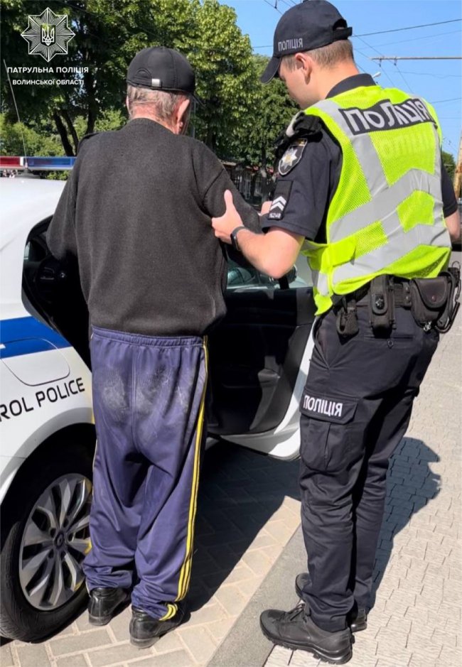У Луцьку патрульні допомогли дідусеві, який загубився і не орієнтувався у просторі