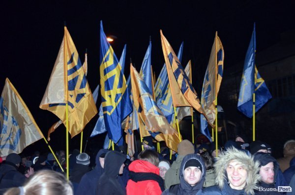 Вогонь та пам'ять: Маневичами пройшла смолоскипна хода на честь Героя