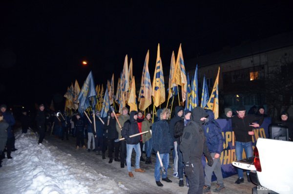 Вогонь та пам'ять: Маневичами пройшла смолоскипна хода на честь Героя