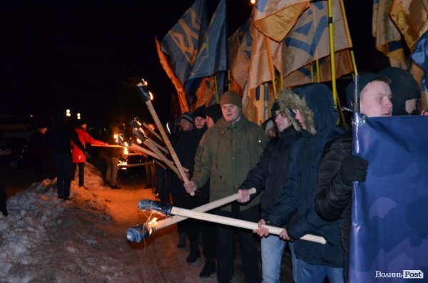 Вогонь та пам'ять: Маневичами пройшла смолоскипна хода на честь Героя