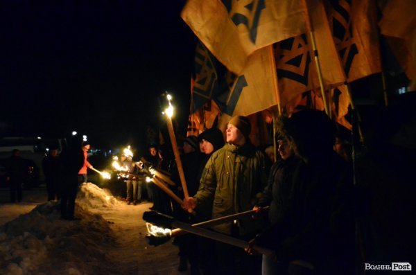 Вогонь та пам'ять: Маневичами пройшла смолоскипна хода на честь Героя