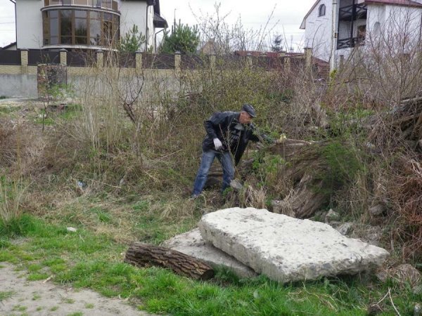 Як лучани прибирають місто до Великодня. ФОТО