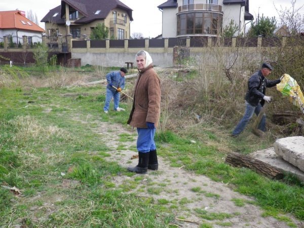 Як лучани прибирають місто до Великодня. ФОТО